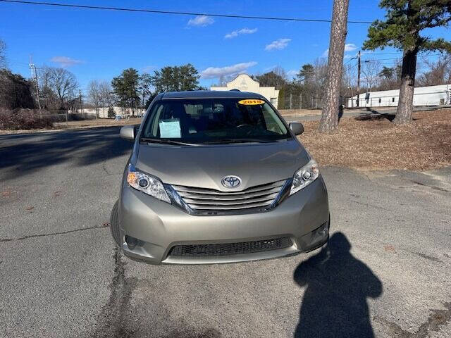 Toyota Sienna's photo