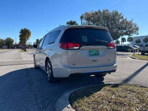 2017 Chrysler Pacifica Hybrid Platinum