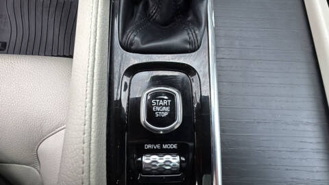 2020 Volvo XC90 T6 Momentum 6-Passenger