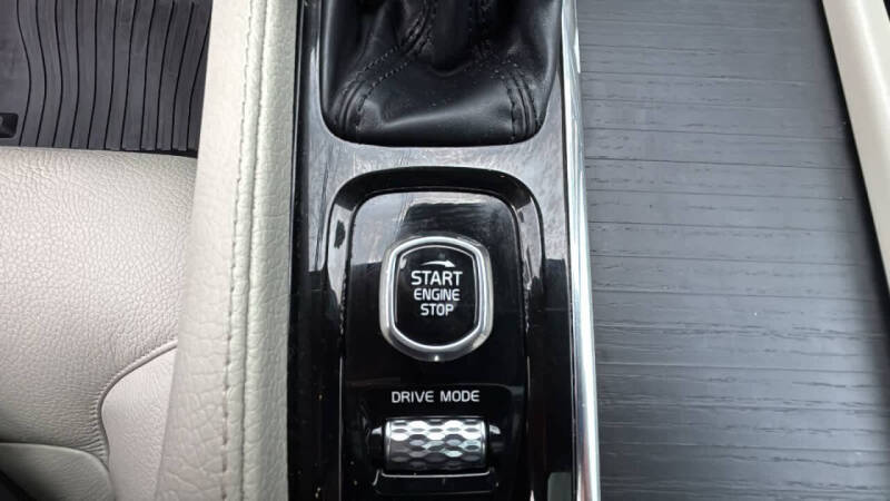 2020 Volvo XC90 T6 Momentum 6-Passenger