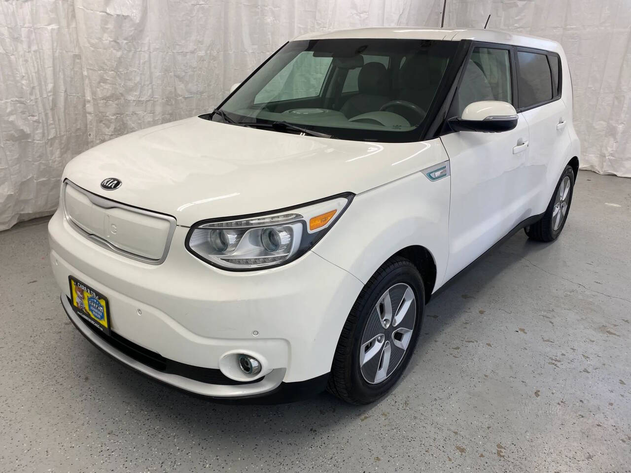 White 2017 Kia Soul EV + + 4dr Crossover 1