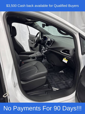 2026 Chrysler Pacifica Select