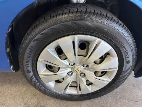 2012 Toyota Yaris 5-Door LE