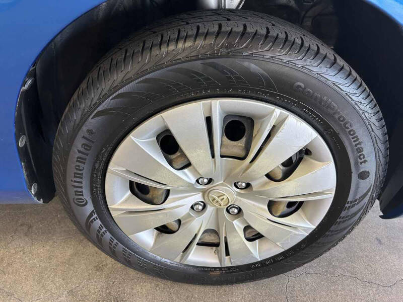 2012 Toyota Yaris 5-Door LE