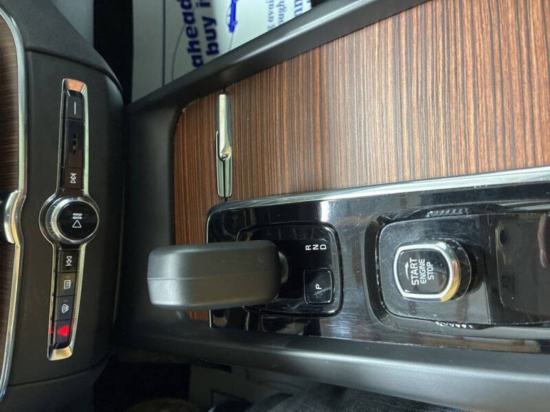 2024 Volvo XC60 B5 Plus Dark Theme