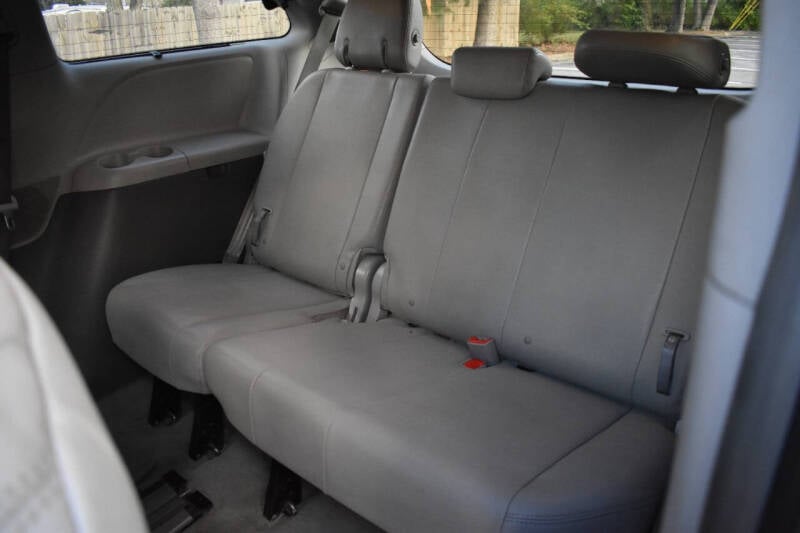 2015 Toyota Sienna XLE photo 15