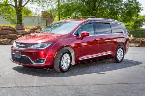 2019 Chrysler Pacifica for sale at CROSSROAD MOTORS in Caseyville IL