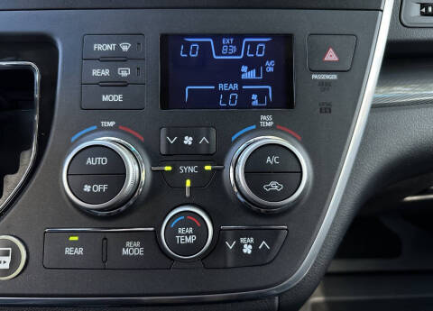 2016 Toyota Sienna SE 8-Passenger