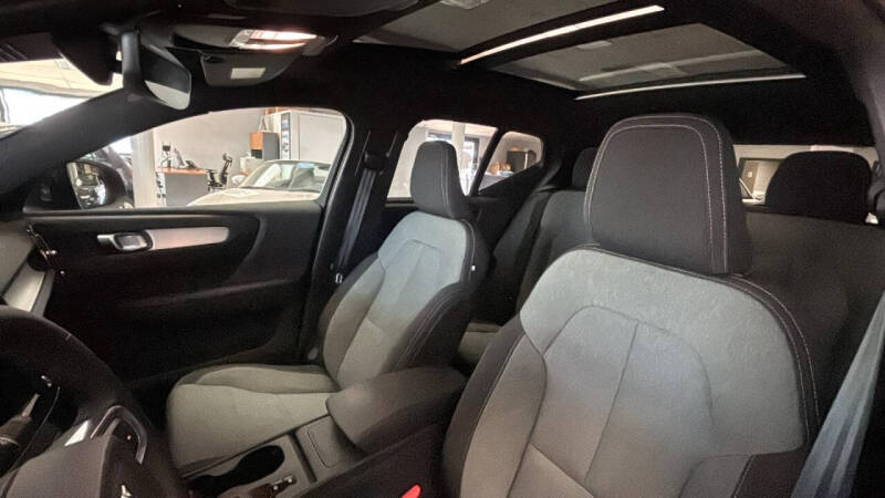 2024 Volvo XC40 B5 Core Dark Theme