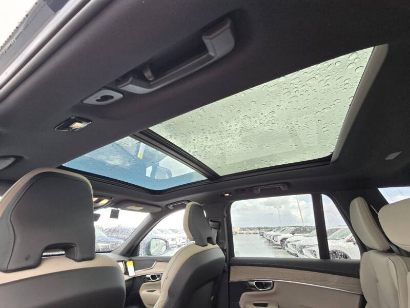 2025 Volvo XC90 B6 Core Bright Theme