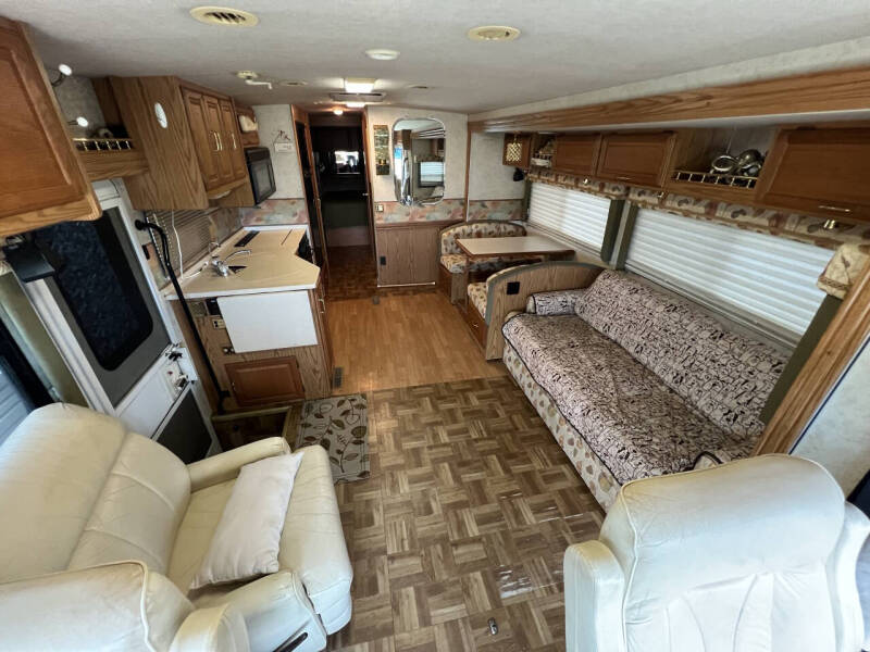 2000 Winnebago Adventurer