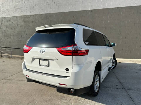 2018 Toyota Sienna LE 7-Passenger Auto Access Seat