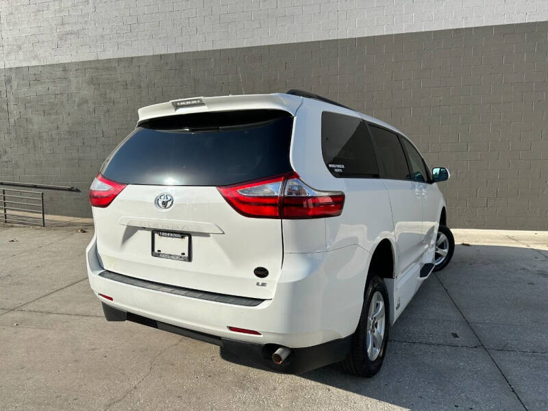 2018 Toyota Sienna LE 7-Passenger Auto Access Seat