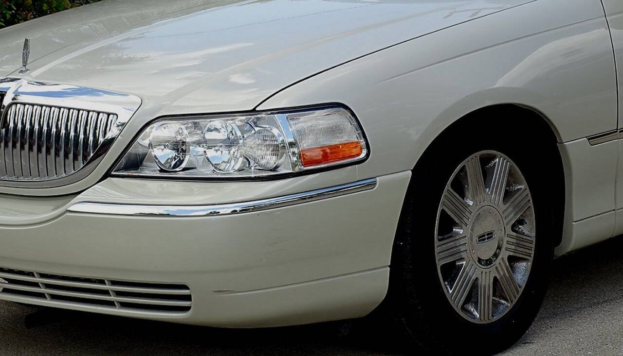2004 Lincoln Town Car 13