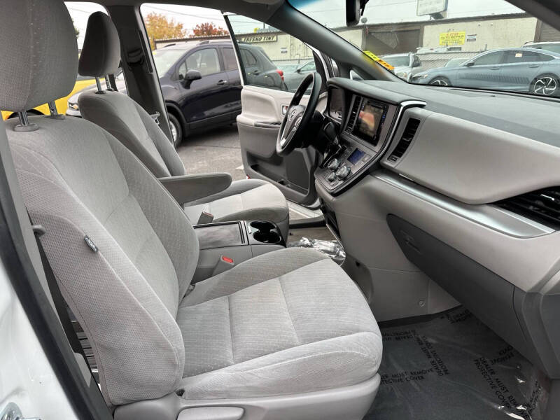 2017 Toyota Sienna LE 8-Passenger