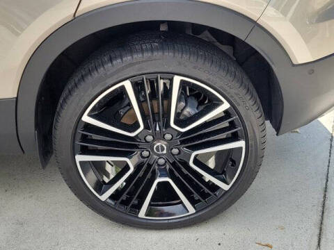 2024 Volvo XC40 B5 Ultimate Dark Theme