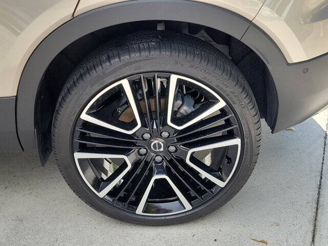 2024 Volvo XC40 B5 Ultimate Dark Theme