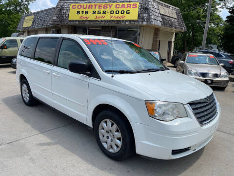 2009 Chrysler Town and Country for sale at Courtesy Cars in Independence MO