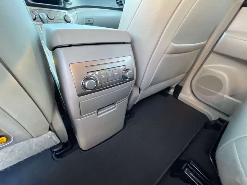 2013 Toyota Highlander SE