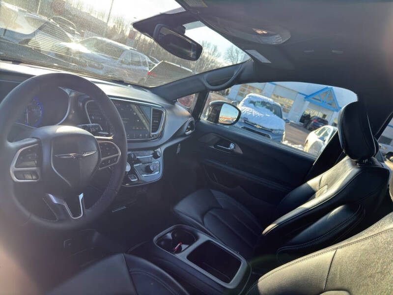 2025 Chrysler Voyager LX