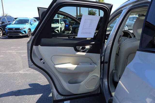 2024 Volvo XC60 B5 Plus Dark Theme