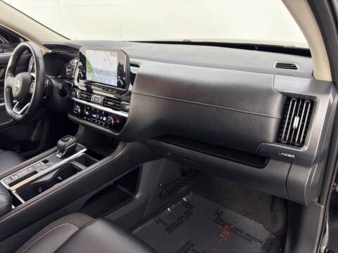 2023 Nissan Pathfinder SL