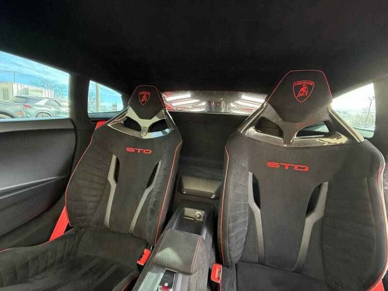 2022 Lamborghini Huracan STO