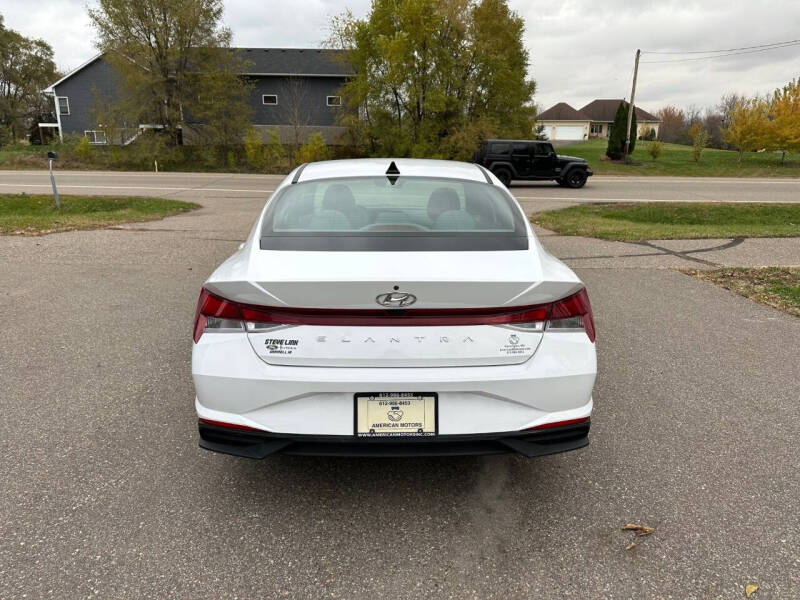 2022 Hyundai Elantra SE