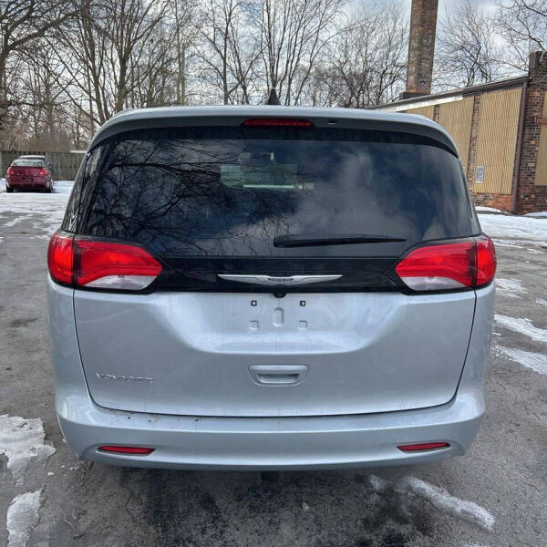 2023 Chrysler Voyager LX