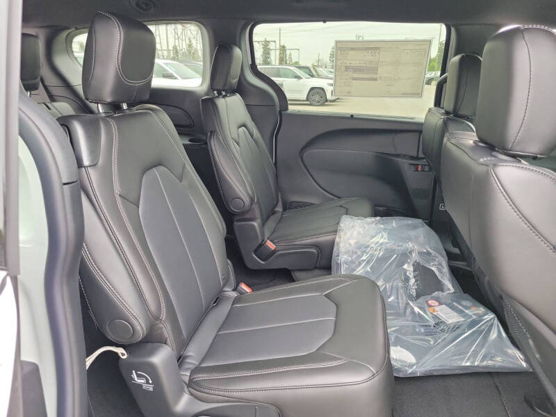 2027 Chrysler Pacifica Select