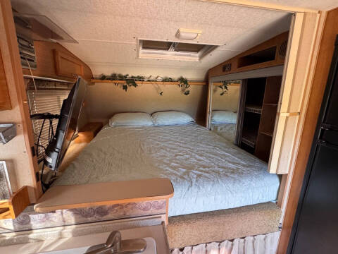 2006 Lance Camper 851