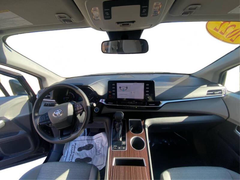 2022 Toyota Sienna LE 8-Passenger