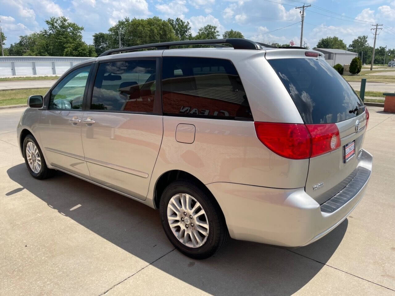 2008 Toyota Sienna for sale at Illinois Auto Wholesalers in Tolono, IL