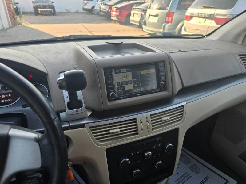 2009 Volkswagen Routan SE