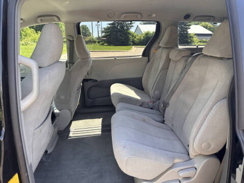 2013 Toyota Sienna LE 8-Passenger