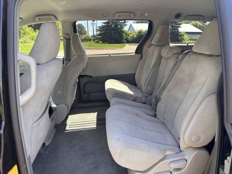 2013 Toyota Sienna LE 8-Passenger