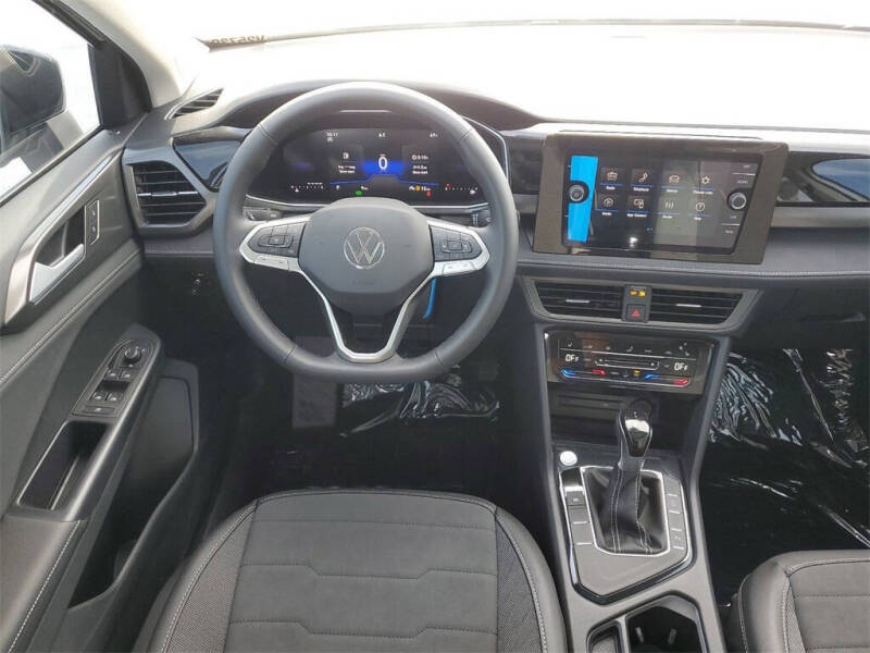 2025 Volkswagen Taos SE Black