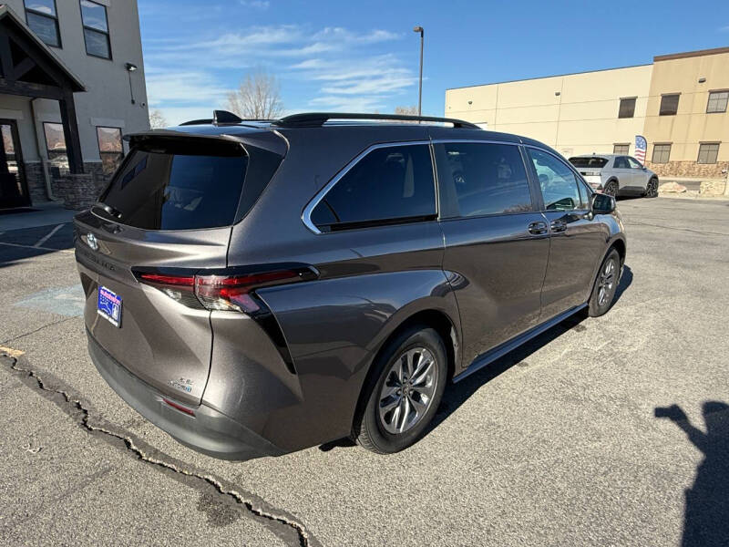 2024 Toyota Sienna LE 8-Passenger