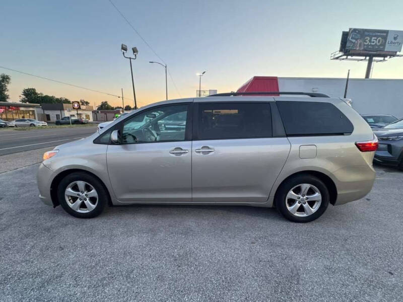 2015 Toyota Sienna LE 8-Passenger
