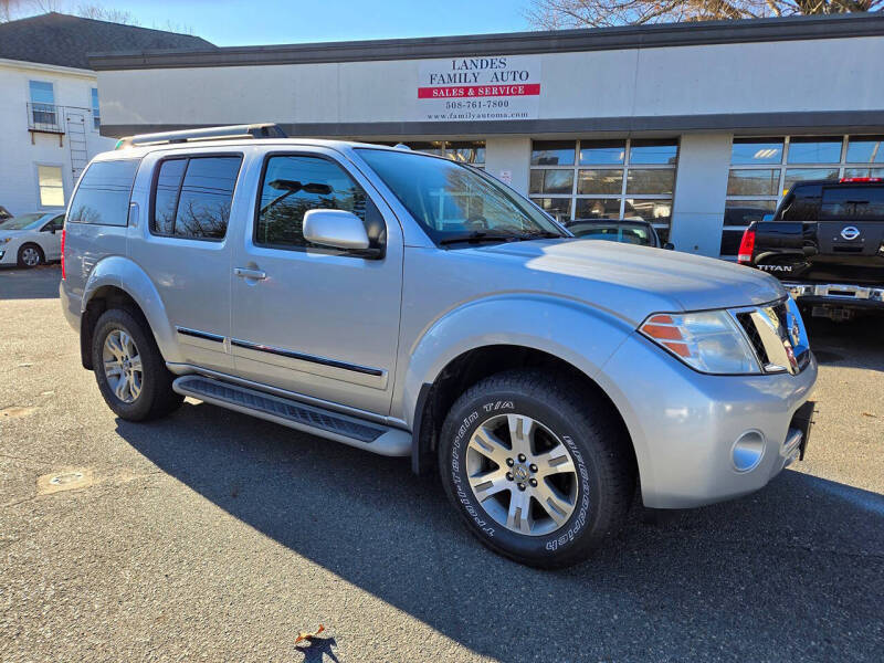 2011 Nissan Pathfinder Silver Edition's photo