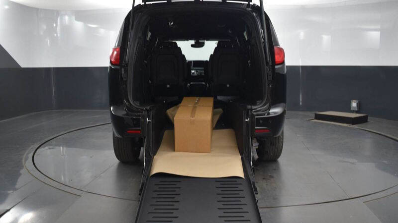 2025 Chrysler Voyager LX