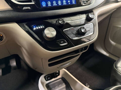 2017 Chrysler Pacifica Touring-L