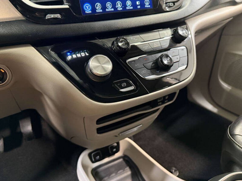 2017 Chrysler Pacifica Touring-L