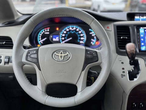 2012 Toyota Sienna XLE 7-Passenger Auto Access Seat