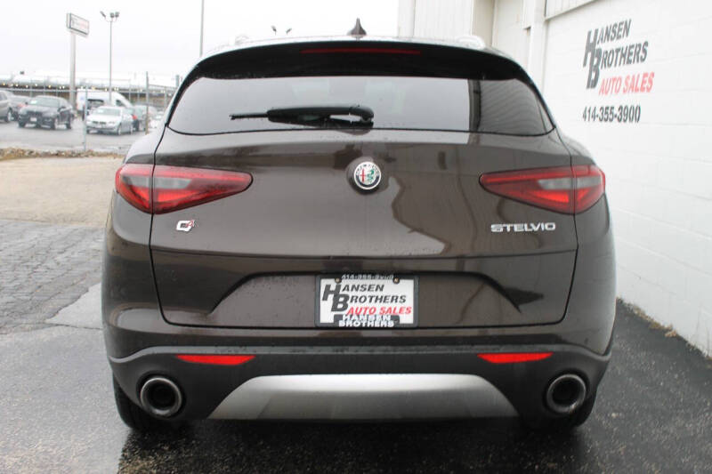 2018 Alfa Romeo Stelvio Base photo 4