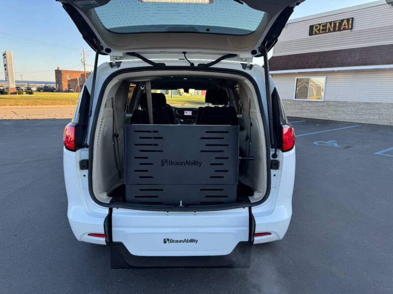 2022 Chrysler Voyager LX