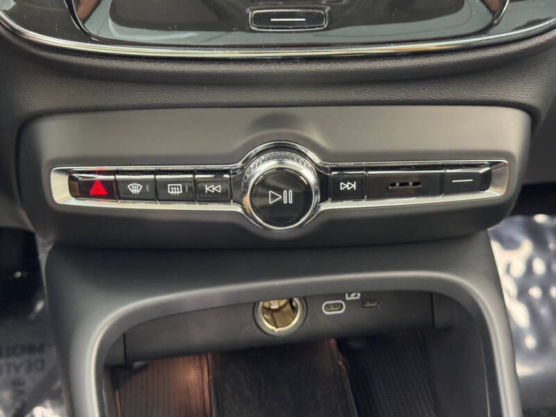 2024 Volvo XC40 B5 Plus Bright Theme