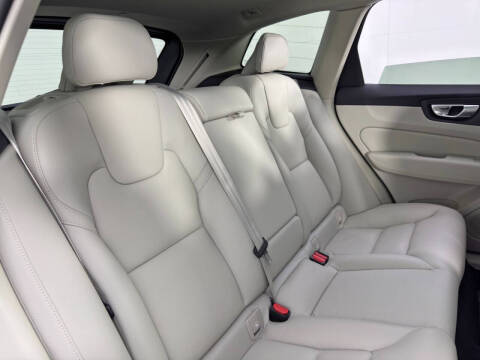 2023 Volvo XC60 B5 Plus Dark Theme