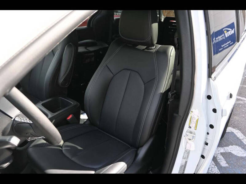 2025 Chrysler Voyager LX