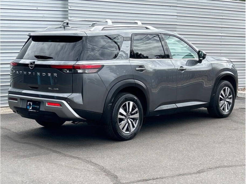 2024 Nissan Pathfinder SL